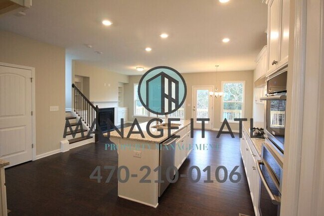 Foto del edificio - A gorgeous townhouse in the Suwanee Walk n...