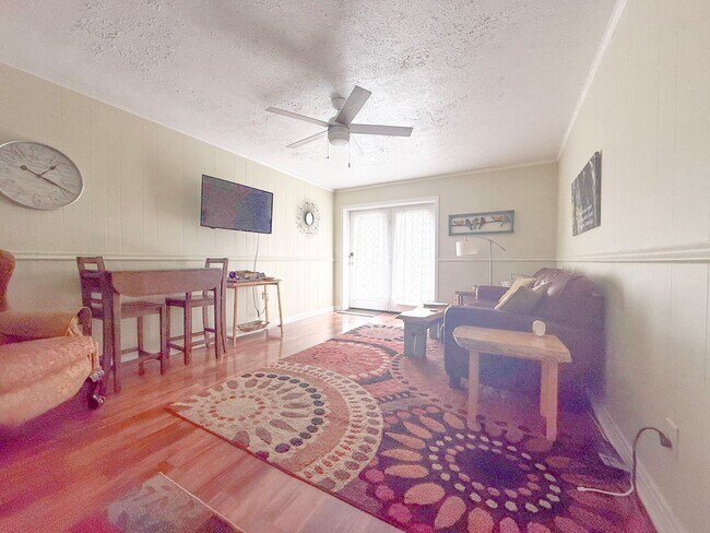 Foto del edificio - 1045 E 10th St