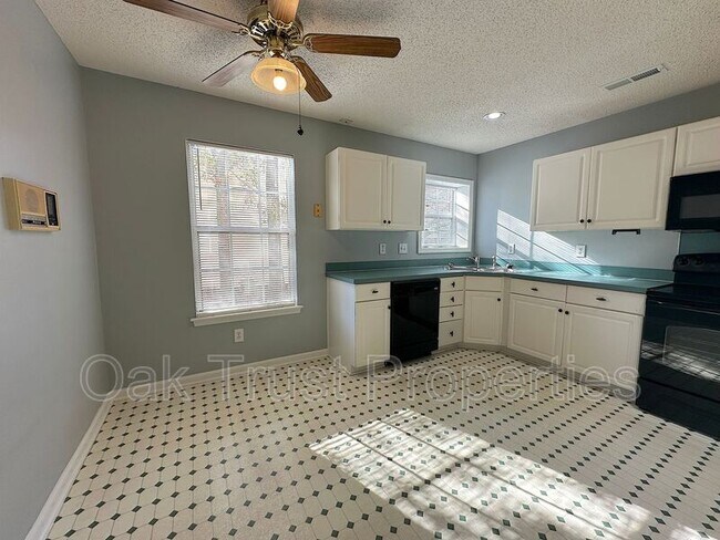 Building Photo - 8565 Brookforest Dr