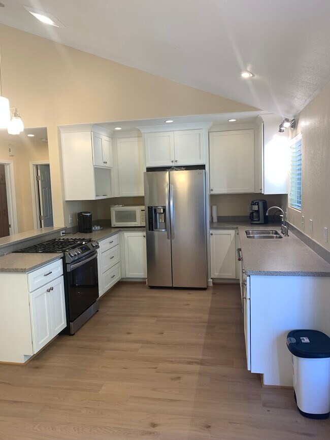 Cocina remodelada, estufa de gas, lavavajillas de acero inoxidable, microondas. - 1903 Cedarwood Dr
