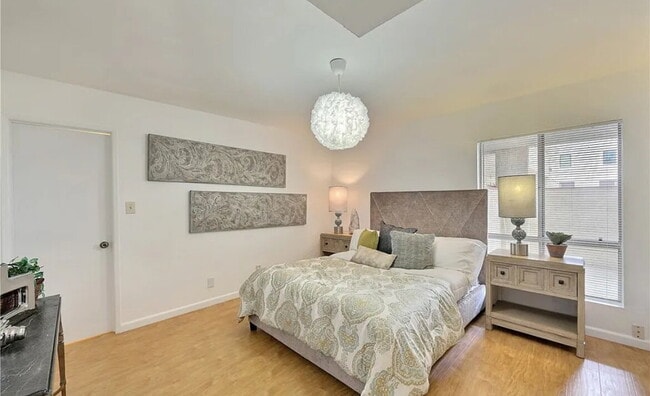 Building Photo - "Chic 1-Bed Oasis with Hardwood Floors & C...