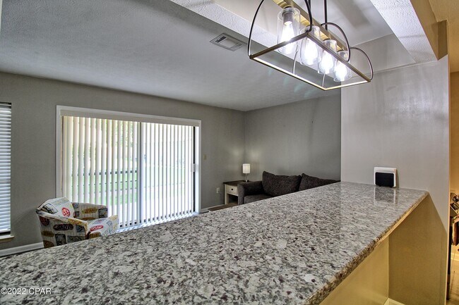 Foto del edificio - 17614 Front Beach Rd
