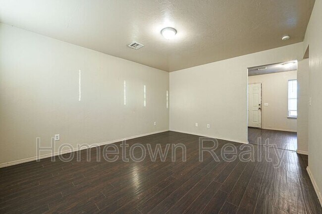 Building Photo - 1043 S Sara Rd