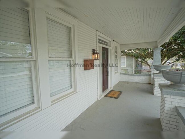 Foto del edificio - 3-Bedroom, 2-Bath Cozy Bungalow in Ybor He...