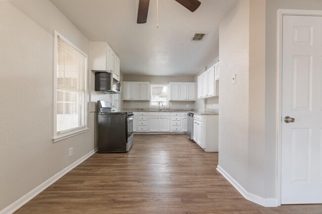 Building Photo - 875 Utopia Ln