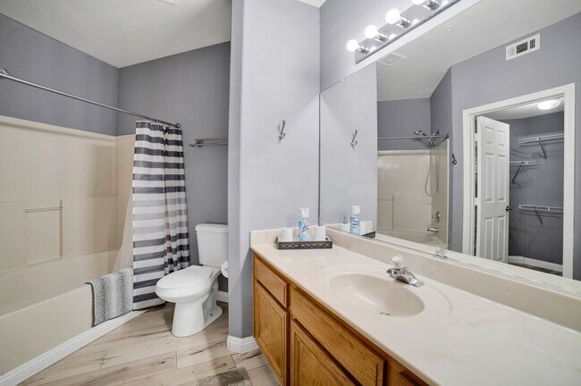 Foto del edificio - NEWLY RENOVATED AND FULLY FURNISHED CONDO ...