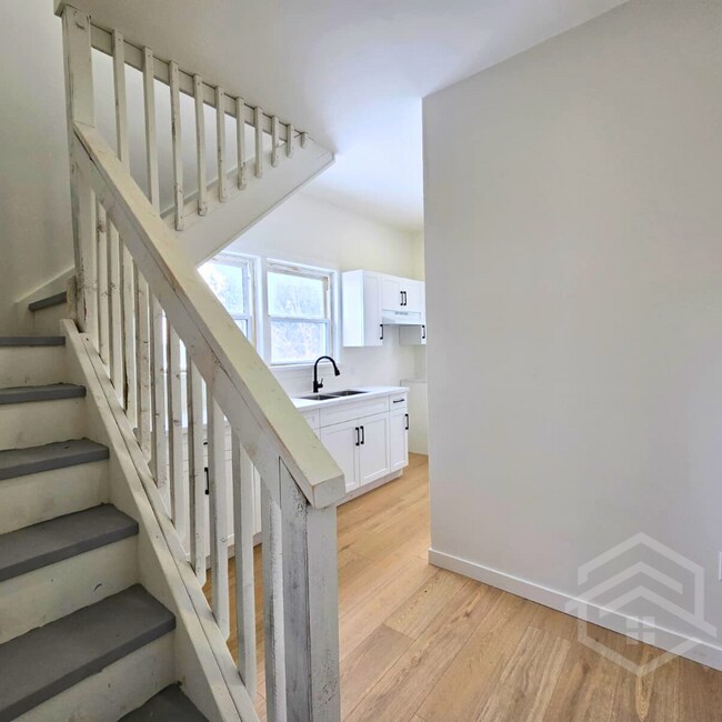 Building Photo - 1-Bedroom Loft Available in London!!