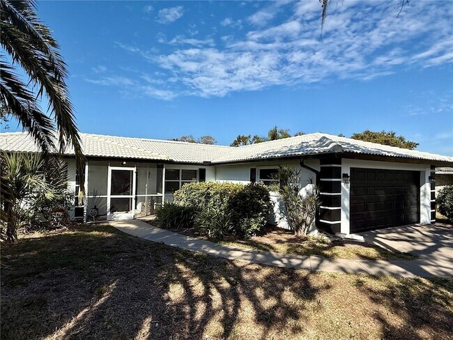 Foto del edificio - 2328 Cass St