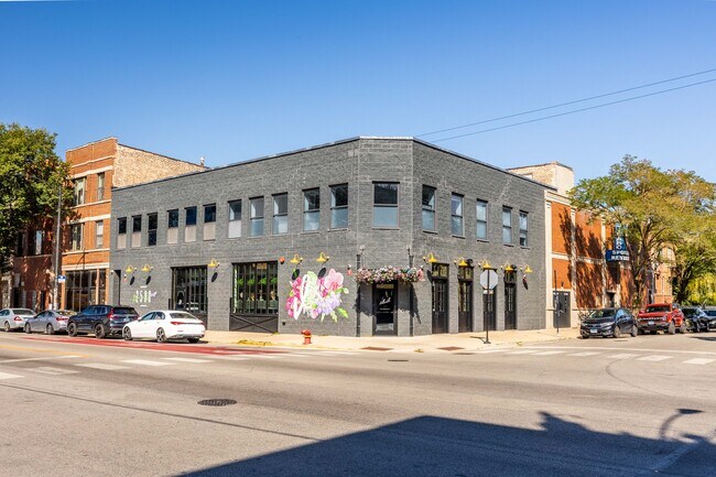 Building Photo - 2500 W Chicago Ave
