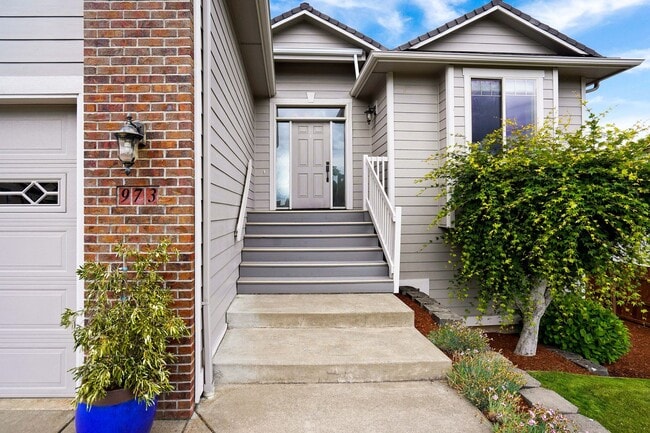 Building Photo - Spacious 4 bed, 3 bath home with sprawling...