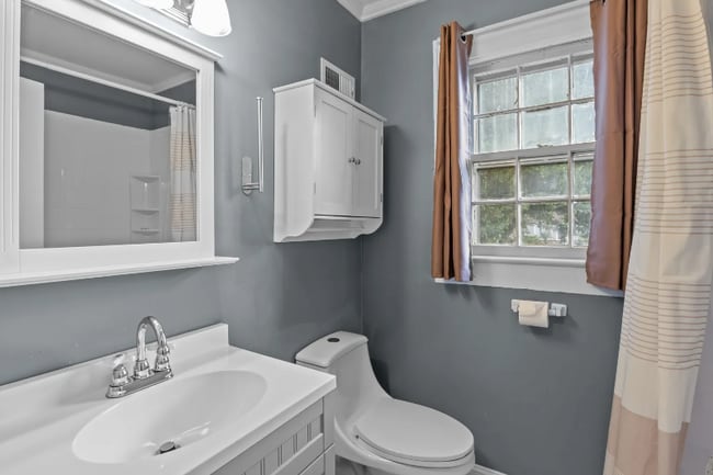 Building Photo - 307 Church St