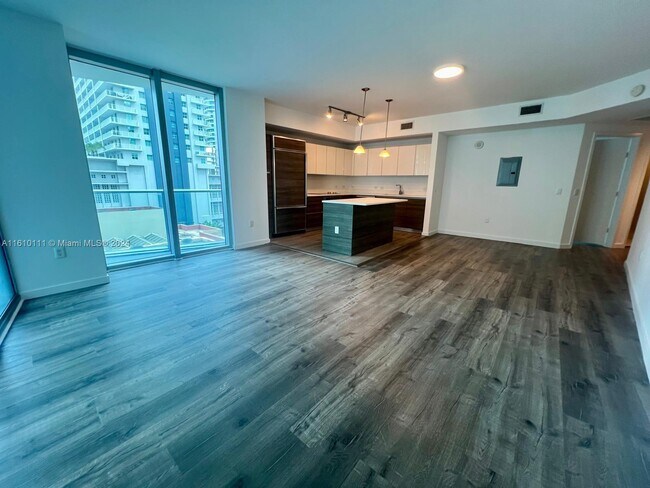 Building Photo - 1100S S Miami Ave