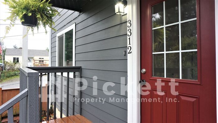 Foto principal - Updated Two Story 2 Bedroom Duplex near PSNS