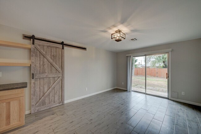 Building Photo - COMING SOON! Recently Upgraded 3 Bed 2 Bat...