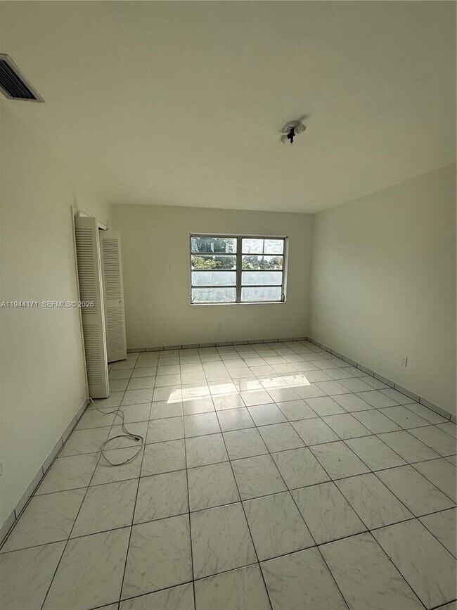 Building Photo - 22 SW 55th Ave Rd