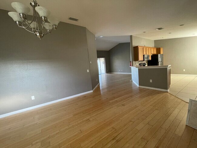 Comedor de 11 pies por 12 pies. - 4560 SW 52nd Circle