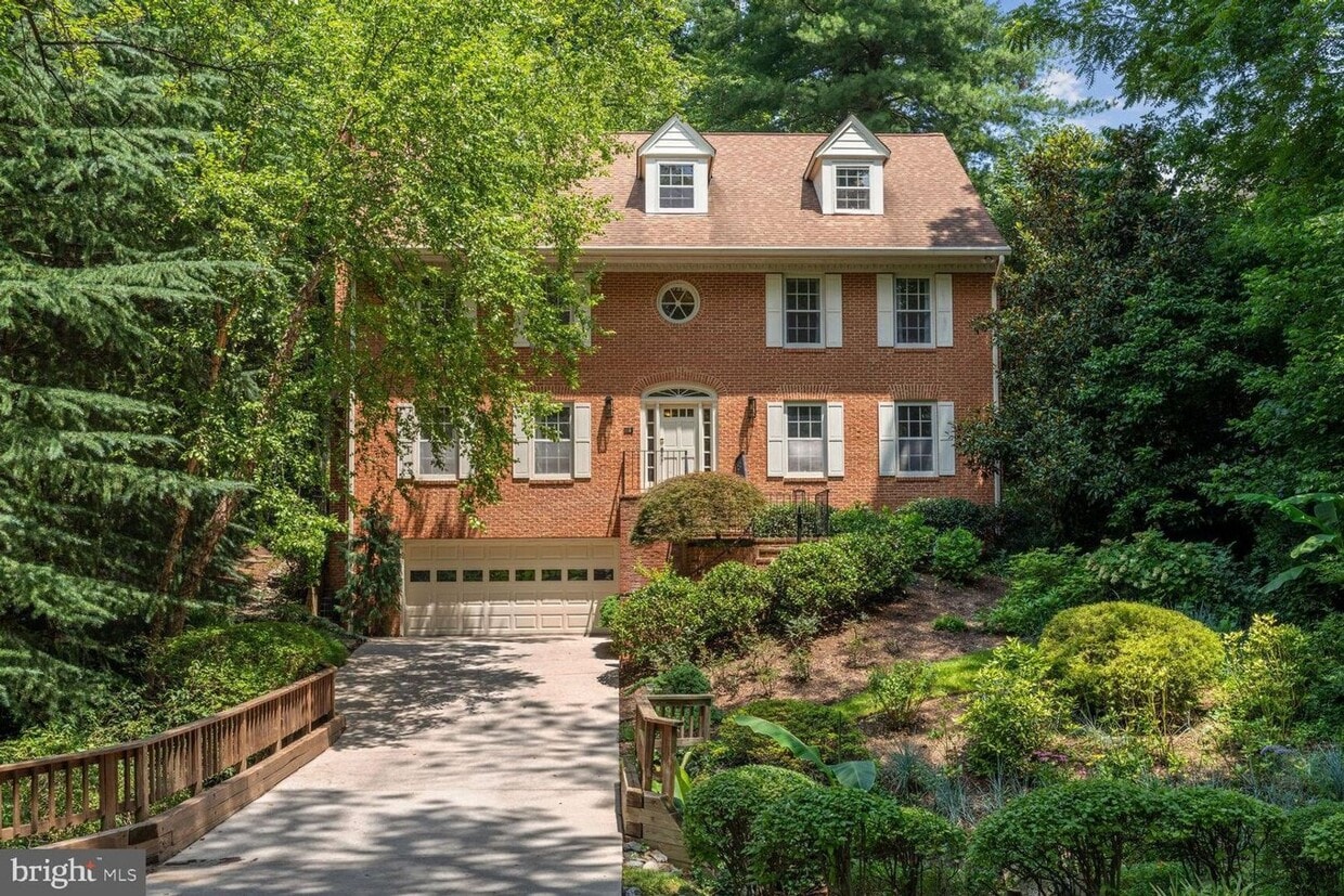 Primary Photo - 5 Bed 4.5 Bath - Bethesda len Echo Heights...