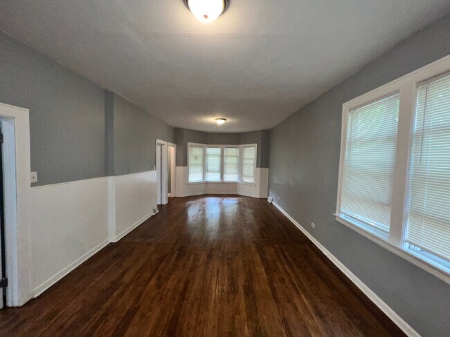 Foto del edificio - Freshly Renovated 5-Bedroom Home in South Chicago – Available Oct 15