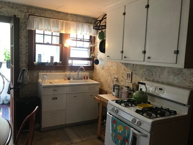 Building Photo - 146 Linderman Ave