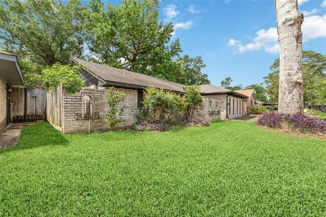 Foto del edificio - 5618 Briarwick Ln