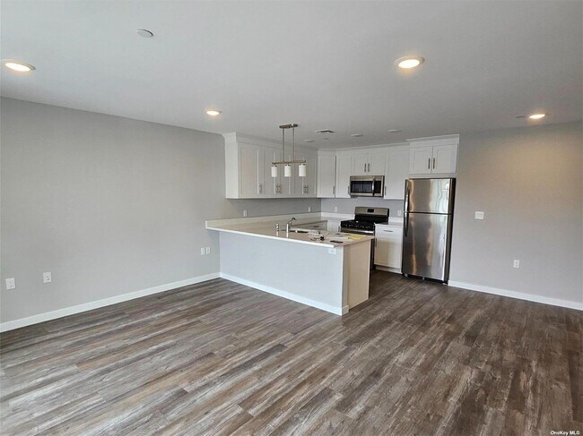 Building Photo - 221 Eastview Dr