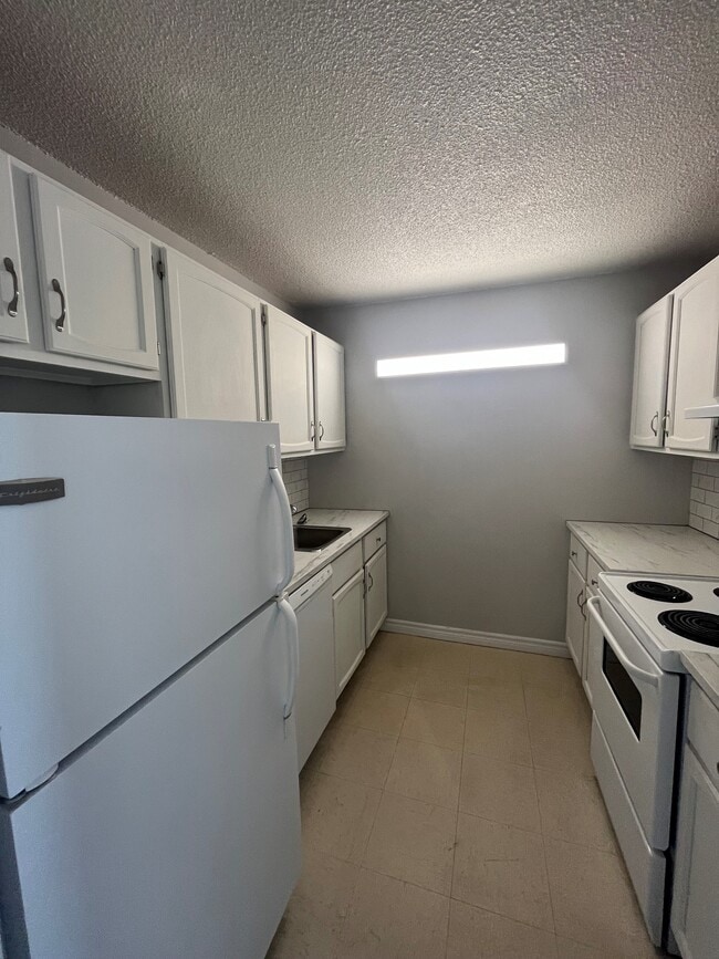 Photo du bâtiment - WELCOME TO THE SEACOAST TOWER - ONE BEDROOM APARTMENT AVAILABLE