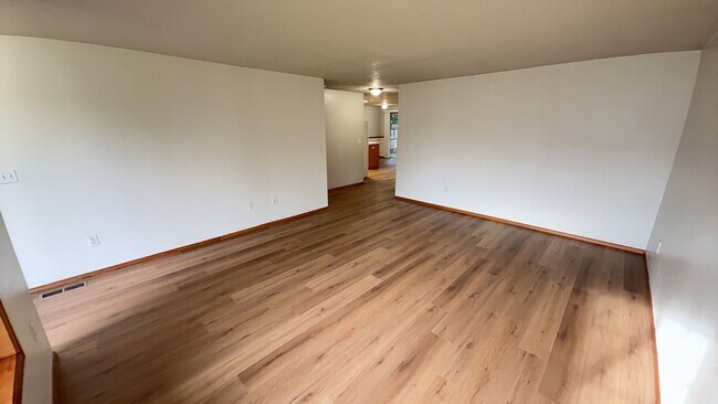 Foto del edificio - 3 Bedroom 1.5 Bath Home Fenced Yard, Shed & Garage