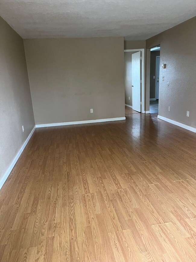 Foto del edificio - 2 bedroom, 1 bath in Triplex