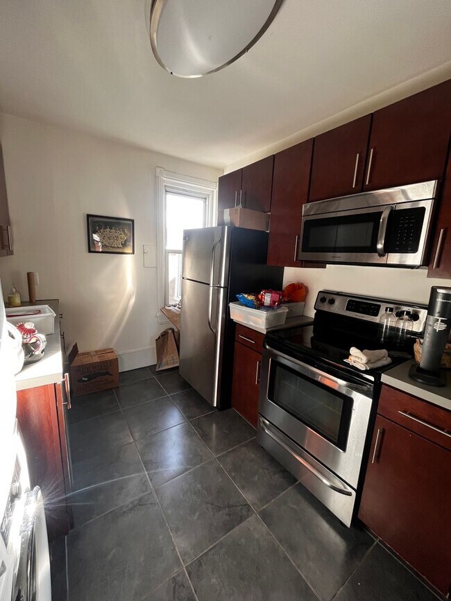Building Photo - Spacious one bedroom unit in a great locat...