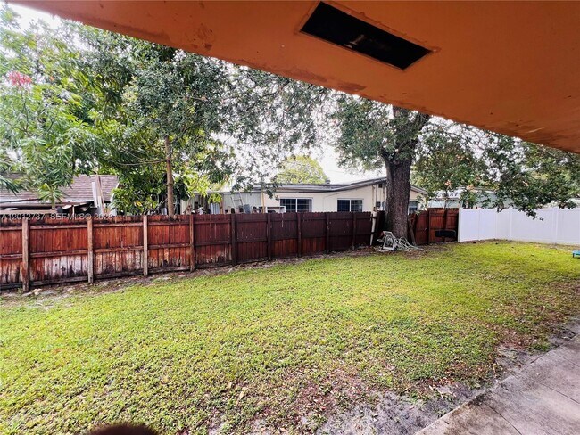 Foto del edificio - 6143 SW 33rd St