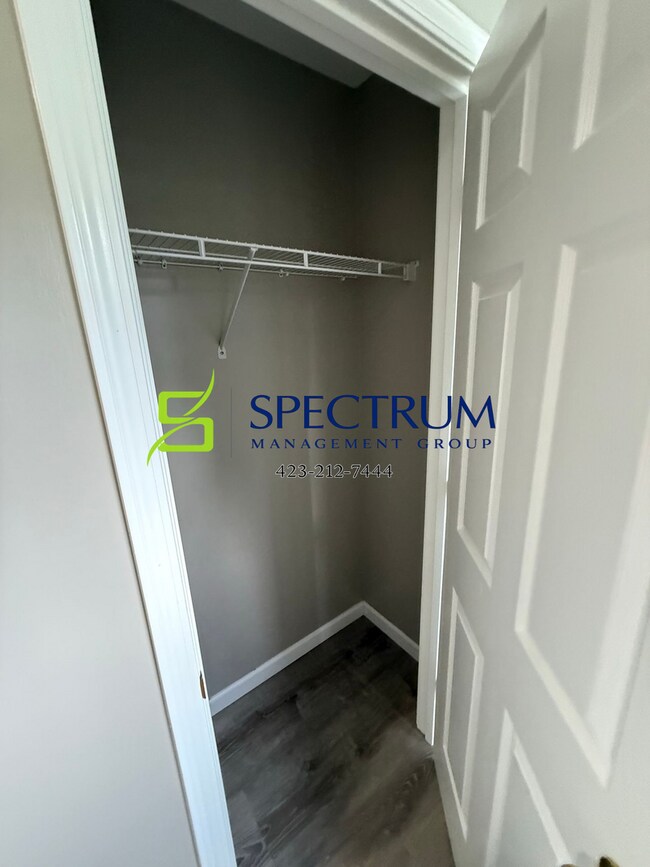 Foto del edificio - 2 Bedroom 1.5 Bath duplex with basement garage.