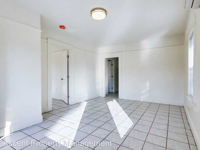 Building Photo - 235 33rd St