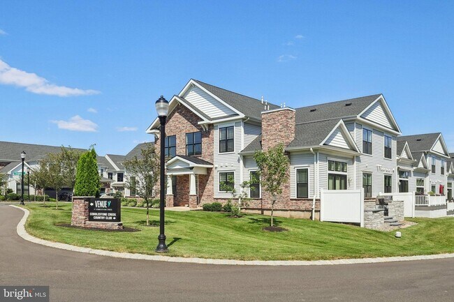 Building Photo - 2 Dogleg Ln