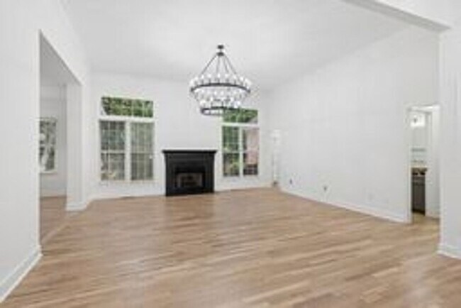 Foto del edificio - Beautiful Brentwood Home with Inground Pool on Quiet Cul-de-Sac