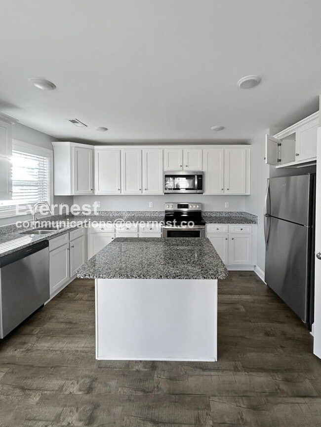 Building Photo - 3 Bed/2.5 Bath Home with Off-Street Parking / Pet-Friendly / Vouchers Accepted