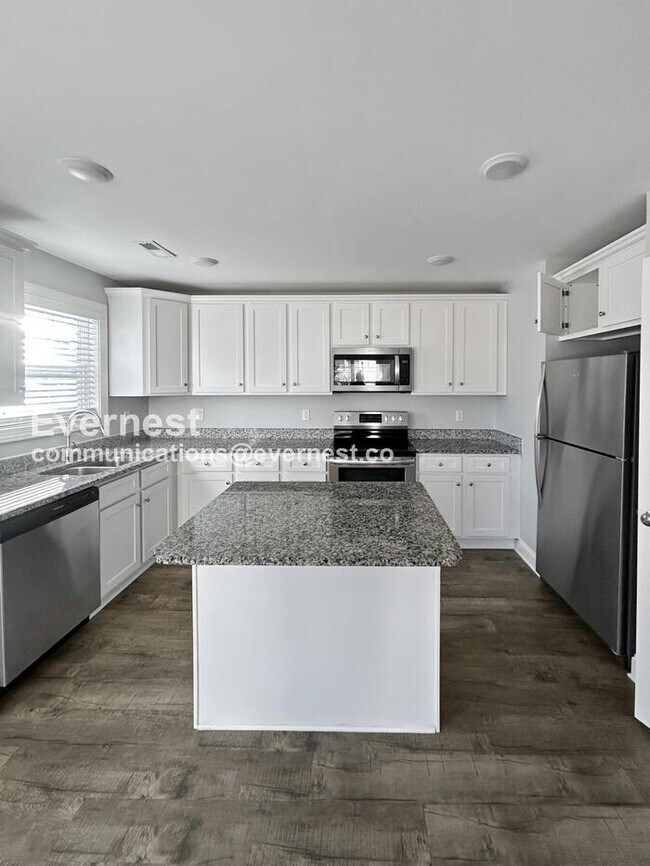 Foto del edificio - 3 Bed/2.5 Bath Home with Off-Street Parking / Pet-Friendly / Vouchers Accepted