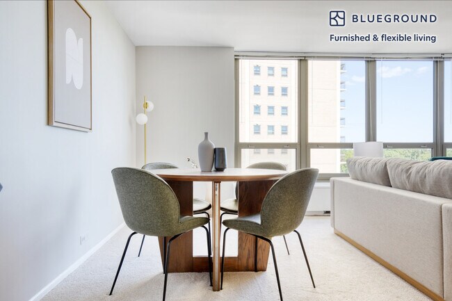 Foto del edificio - 3450 N Lake Shore Dr