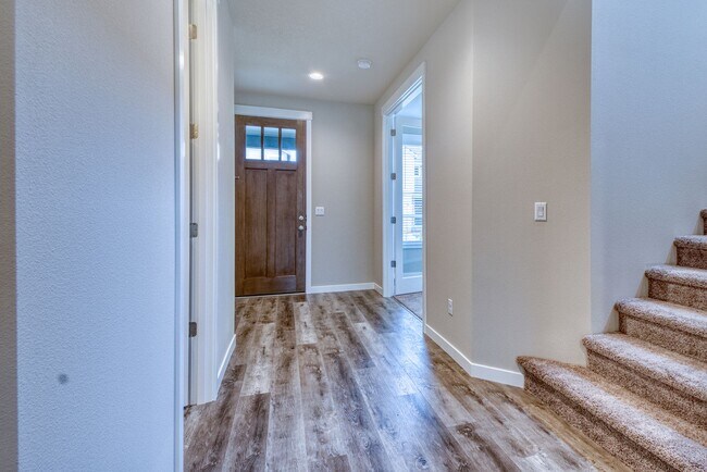 Foto del edificio - Primary Bedroom on the Main Floor