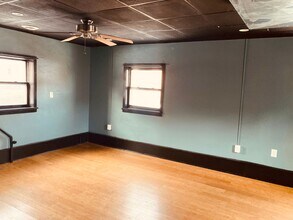 Building Photo - 922 Western Ave