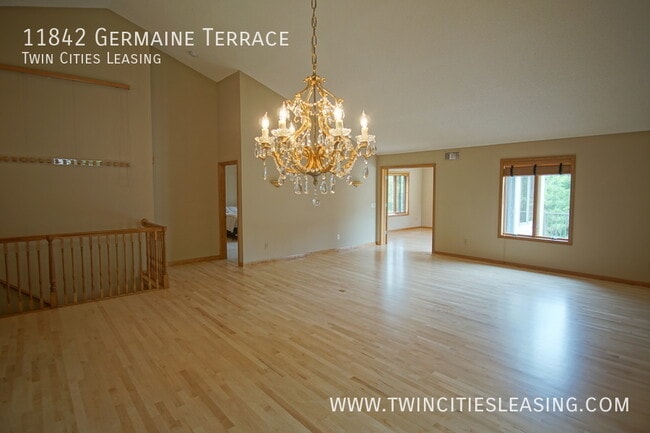 Building Photo - Beautiful Townhome!