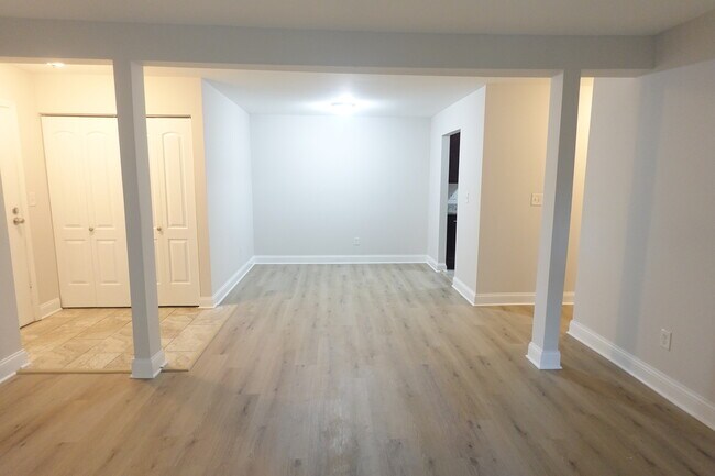 Building Photo - 566 Somerset Ln