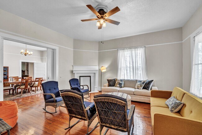 Foto del edificio - 527 Harrold Ave