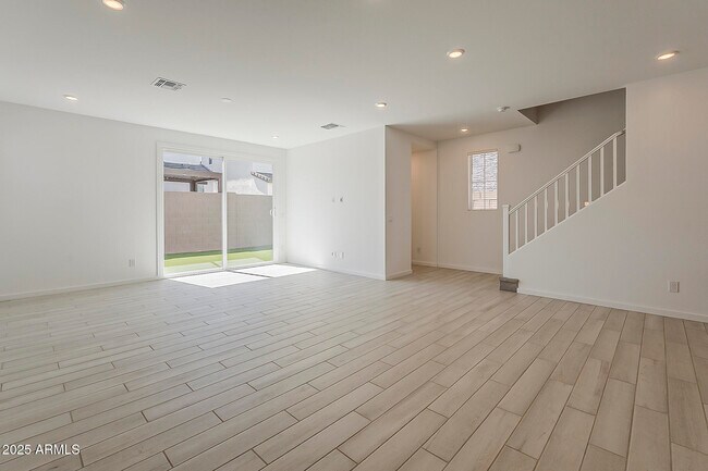 Foto del edificio - 2434 W Rowel Rd