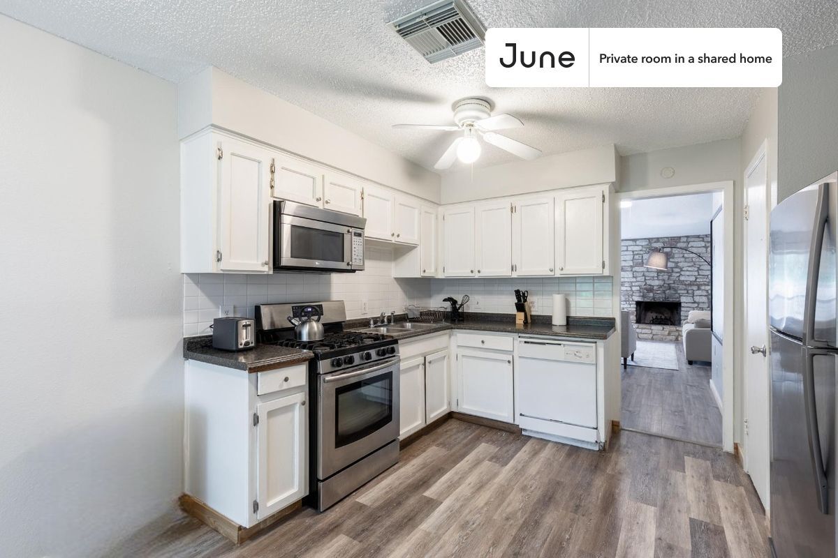 Foto principal - Room in Shared 3 bed/1.5 bath home