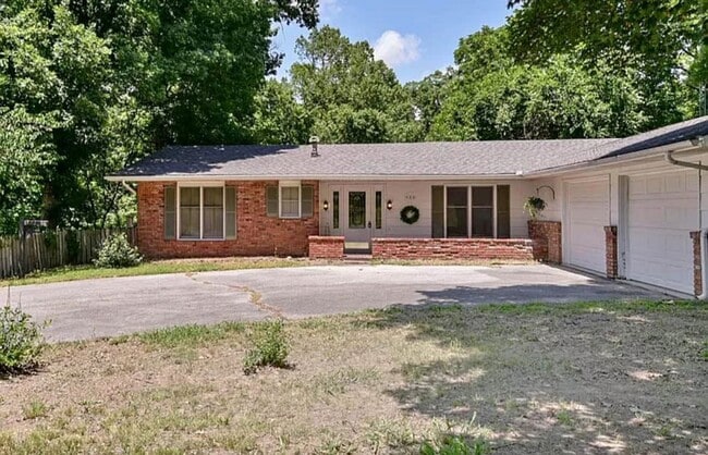 Building Photo - 4 Bed 3 Bath House in Cassville MO!