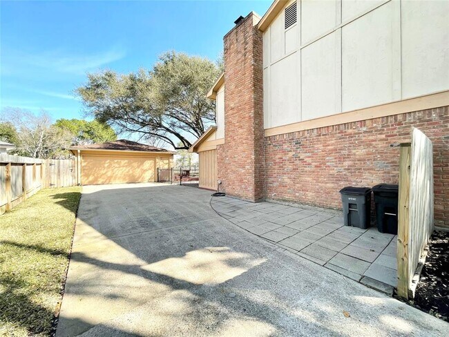 Building Photo - 15006 Elmont Dr
