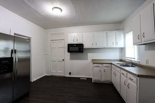 Foto del edificio - Just updated 2 bed 1 bath