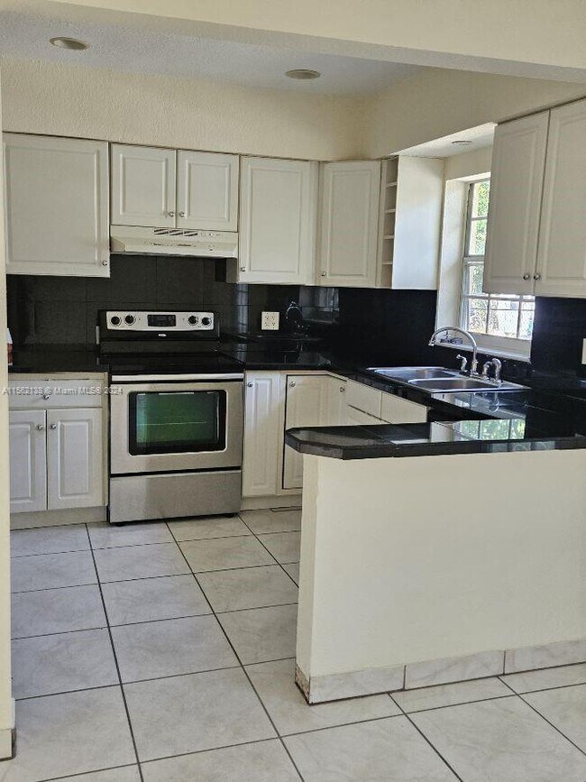 Building Photo - 132 N 13th Pl