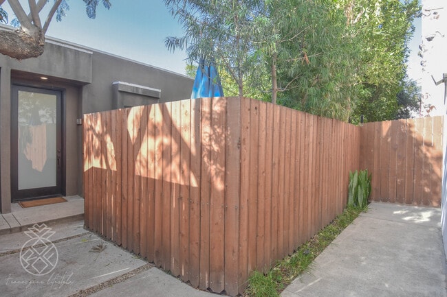 Building Photo - 905 Parkman Ave