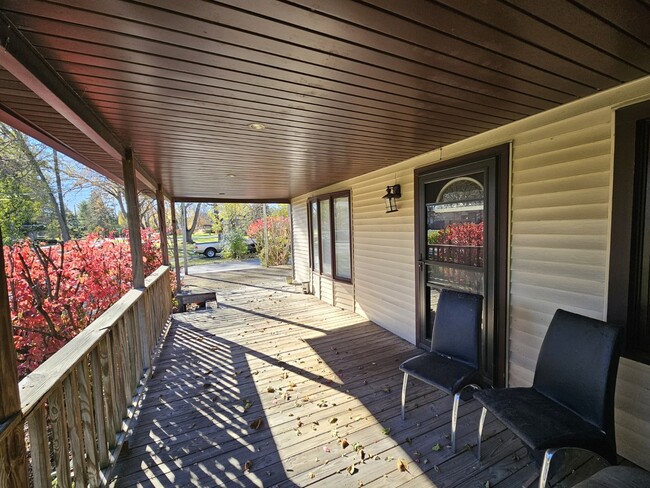 Building Photo - 1N670 River Dr